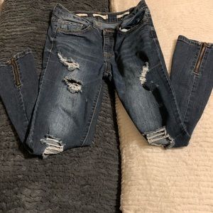 Skinny jeans with zipper at ankle.